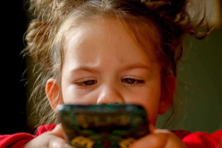 Engedjük-e mobilt használni a gyermekeknek